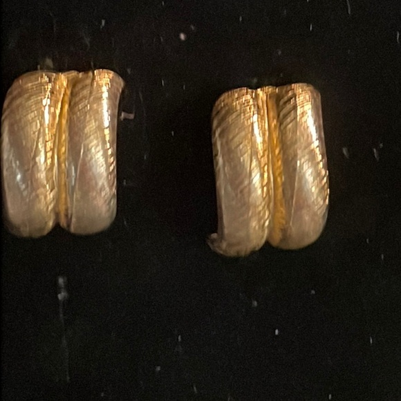 Vintage 1950s MCM 5/8” gold leaf wide half hoop cuff stud earrings - Picture 1 of 11